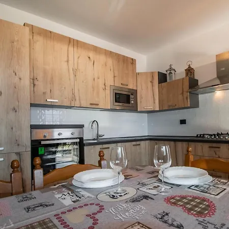 House Nicholas * Gera Lario